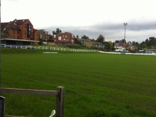 Sân The Memorial Ground Farnham