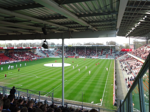 Sân LEAG Energie Stadion