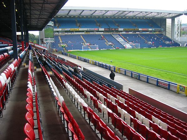 Sân Ewood Park