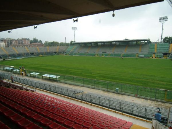 Sân New Balance Arena